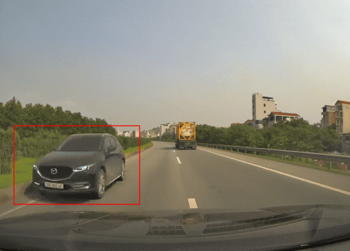 Bức xúc ô tô ngang nhiên chạy ngược chiều trên cao tốc, suýt dẫn đến tai nạn
