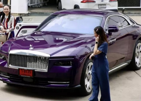 Nữ tỷ phú Madam Pang tậu xe điện Rolls-Royce Spectre màu tím có giá quy đổi hơn 20 tỷ đồng