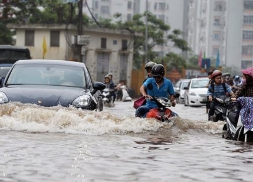 Cần làm gì khi xe máy đột ngột chết máy do đi qua vùng ngập nước?