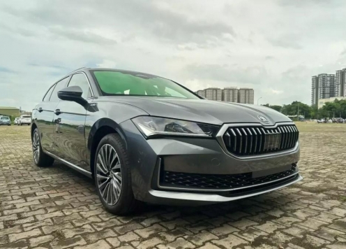 Cận cảnh Skoda Superb sắp xuất hiện tại VMS 2024, đối thủ mới của Toyota Camry