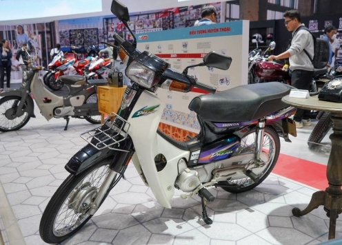 Ngắm nhìn chiếc Honda Super Dream đời 1997 mới chạy 14 km tại Việt Nam