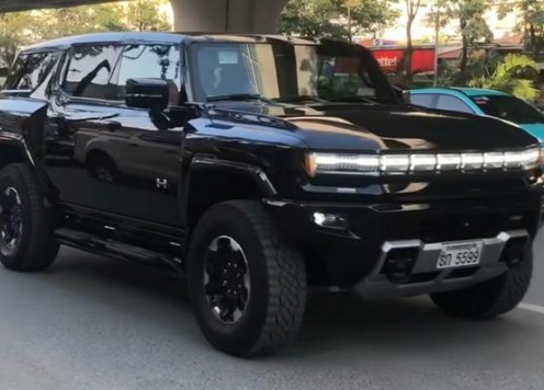 Bắt gặp SUV 'khủng long' GMC Hummer EV lăn bánh trên đường phố Việt