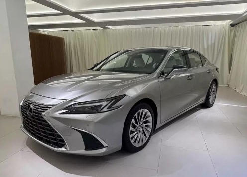 Sedan hạng sang Lexus ES 2025 ra mắt, giá quy đổi từ hơn 1 tỷ đồng