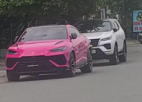 Siêu SUV Lamborghini Urus Performante màu độc xuất hiện trên đường phố Việt