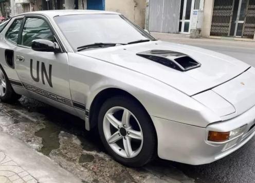 Chiếc Porsche 944 đời cổ của ông Đặng Lê Nguyên Vũ lần đầu xuống phố