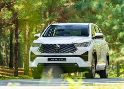 Toyota Innova Cross là xe hybrid ăn khách nhất tại Việt Nam trong năm 2024