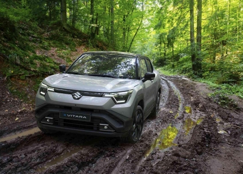 Suzuki Vitara bản điện khoe khả năng chạy off-road, có thể đi được 500 km/sạc