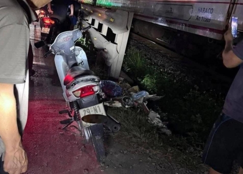 Băng qua đường ray, người đàn ông bị tàu hỏa tông tử vong: Cái giá cho sự chủ quan