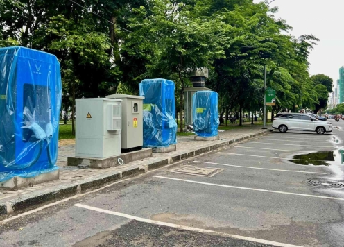 Hạ tầng sạc ô tô điện mở rộng với trụ sạc siêu nhanh đặt trên vỉa hè