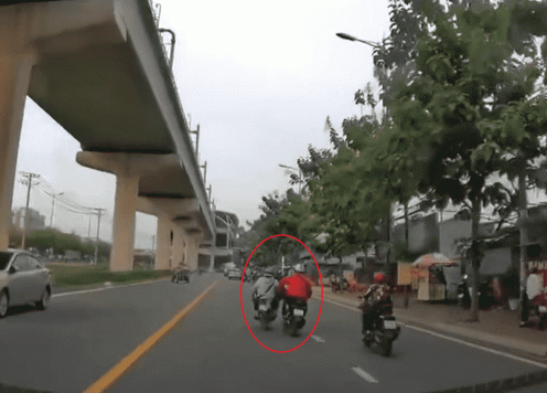 Thanh niên áo đỏ ra chân đạp ngã người đi xe máy giữa phố: Công an vào cuộc xác minh