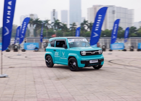 VinFast VF 3 trình diễn drift ấn tượng: Giữ nguyên hệ thống điện, nâng cấp để 'đốt lốp' chuẩn FIA