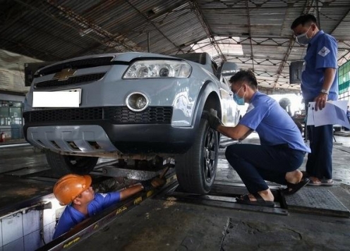 Lắp thêm đèn soi biển số phía trước ô tô: Tưởng đẹp, hóa ra vi phạm
