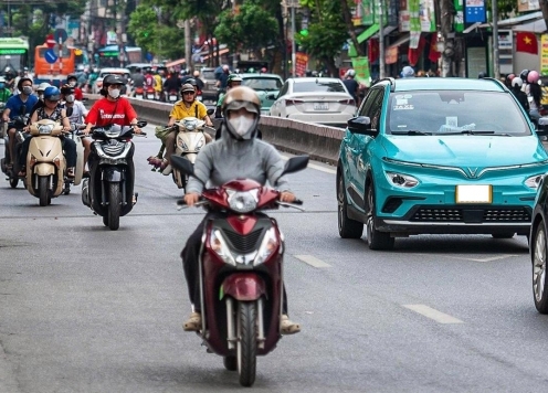 Hà Nội xem xét hỗ trợ gần như toàn bộ chi phí chuyển đổi 450.000 xe máy xăng trong vành đai 1