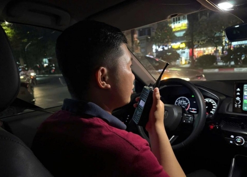 CSGT Hà Nội áp dụng chiêu mới, giả thường dân theo dõi tài xế say xỉn rời quán nhậu