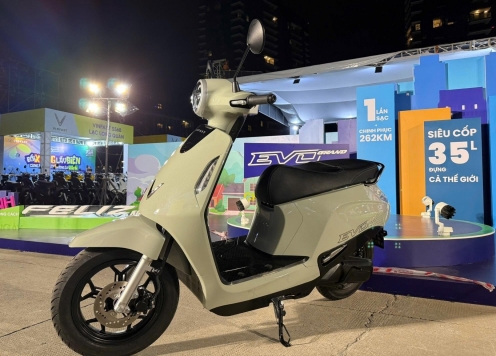 Ảnh thực tế VinFast Evo Grand: Cốp siêu rộng nhưng lắp thêm pin phụ có còn để đồ thoải mái được không?