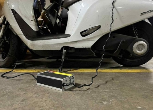 Sạc xe máy điện tại nhà sao cho an toàn? Những lưu ý quan trọng để tránh cháy nổ