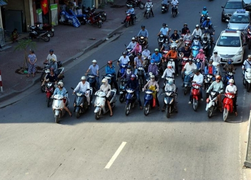 Chờ đèn đỏ dưới bóng râm tránh nắng nóng: Coi chừng bị phạt vì dừng xe sai vị trí
