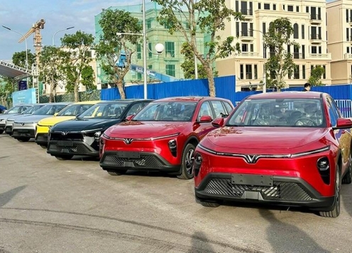 VinFast chính thức giao lô xe điện Limo Green đầu tiên đến tay người dùng Việt