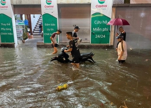 Trận mưa 'giải nhiệt' Hà Nội gây ngập diện rộng, chuyên gia khuyến cáo cảnh giác mưa lớn vào chiều tối