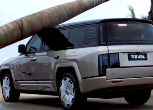 SUV Trung Quốc vẫn vận hành bình thường sau khi bị cây lớn đổ đè xuống nóc