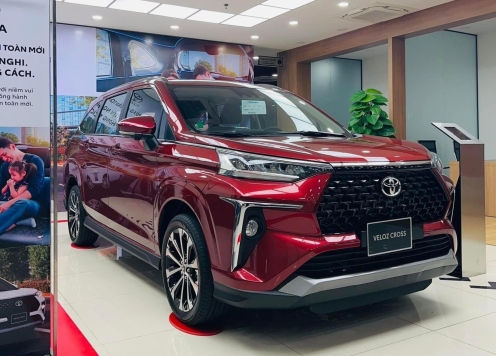 Toyota Veloz Cross nhận ưu đãi 'khủng' tại đại lý, giá thực tế thấp hơn cả CUV cỡ A