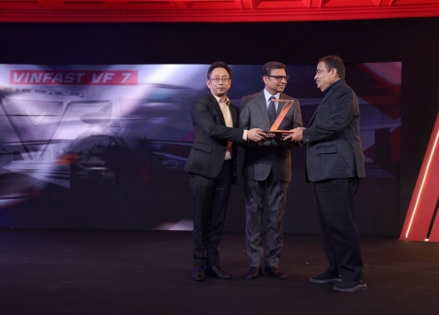 VinFast VF 7 thắng giải 'Thiết kế của Năm' tại sự kiện Zee Media Auto Summit 2025 ở Ấn Độ