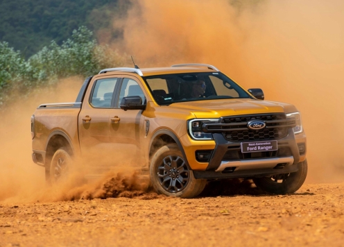 Ford Ranger tiếp tục 'độc chiếm' phân khúc bán tải, Hilux 'hụt hơi' trước Triton
