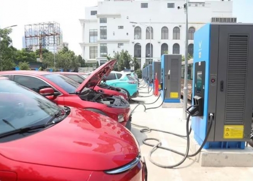 Hà Nội đề xuất thí điểm trạm sạc, tủ đổi pin xe điện tại các bãi đỗ công cộng