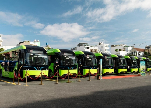 TP.HCM đưa 58 xe buýt điện VinFast EB 8 vào khai thác trên hai tuyến trọng điểm