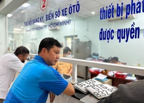 Từ năm 2026, phí đăng ký biển số ô tô tại Hà Nội và TP HCM giảm còn 14 triệu đồng