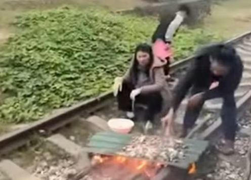 Cái kết đắng cho gia đình nướng đồ ăn trên đường ray, quay clip đăng lên Tiktok