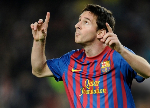 Tại sao Messi lại giơ tay lên trời sau khi ghi bàn?