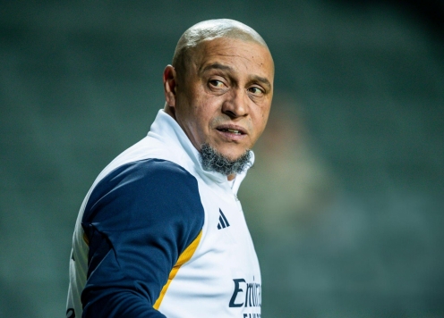 Roberto Carlos lên tiếng về tin 'ngủ ngoài sân tập'