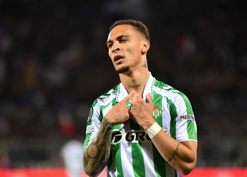 Antony không ngừng tỏa sáng, gánh Betis vào chung kết Cúp C3