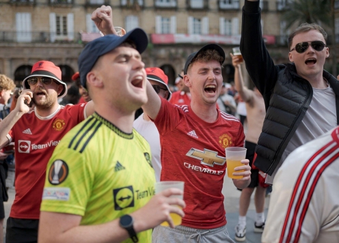 Cổ động viên MU và Tottenham hỗn chiến trước chung kết C2