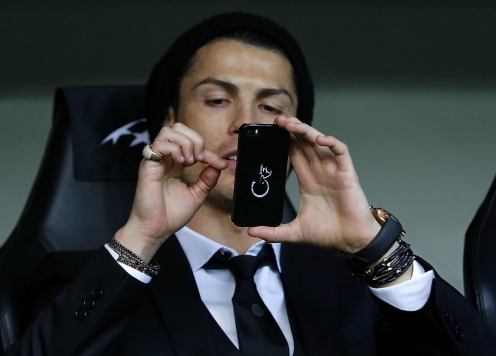 Ronaldo tặng Iphone đời mới cho các đồng đội Real
