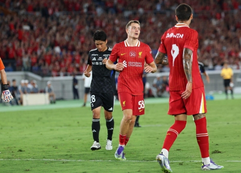 Tân binh tỏa sáng, Liverpool ngược dòng đánh bại đội Nhật Bản