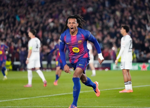 Hậu vệ lập cú đúp, Barca thắng ngược tại Champions League