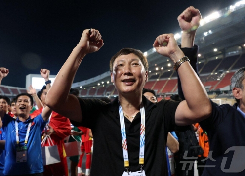 Báo Hàn Quốc dùng 2 từ ca ngợi HLV Kim Sang Sik sau khi giành HCV SEA Games