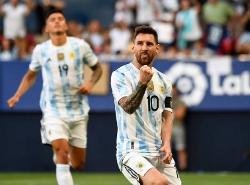 Phát cuồng vì Messi, cầu thủ Argentina có hành động đặc biệt ghi lại khoảnh khắc ‘cả đời có một’