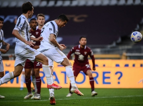 Ronaldo ghi bàn, Juve vẫn mất điểm ở derby Turin