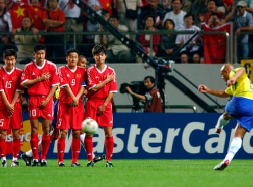 VIDEO: Roberto Carlos đá phạt như tên lửa xé lưới đội tuyển châu Á