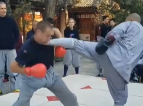 VIDEO: Sư Thiếu Lâm hạ gục cao thủ MMA với cú đá nhanh như điện