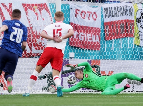 Sao Slovakia solo ngoạn mục, dứt điểm khiến thủ môn Ba Lan phản lưới nhà
