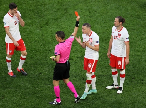 Lão tướng Ba Lan phạm lỗi, nhận thẻ đỏ đầu tiên tại Euro 2021