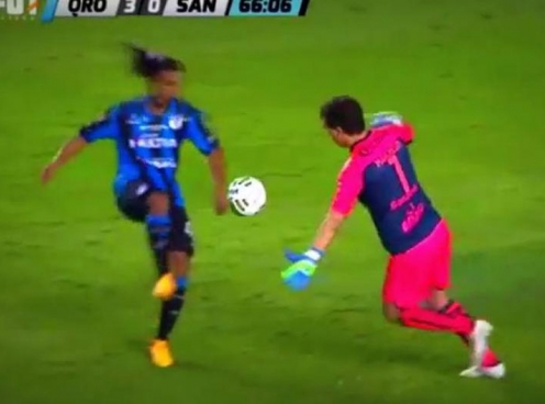 Ghi bàn kiểu 'Tôn Ngộ Không trộm đào', Ronaldinho nhận cái kết cực hài hước