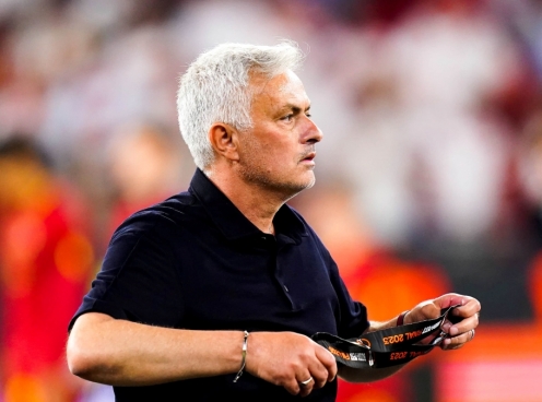 Mourinho mất kiềm chế, có hành động không đẹp với Anthony Taylor tại bãi đỗ xe