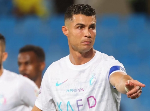 Ronaldo mờ nhạt, Al Nassr thoát thua nhờ bàn thắng phút bù giờ