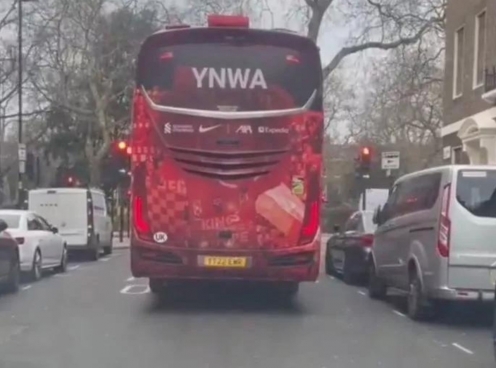 Xe bus Liverpool bị 'bắt quả tang' vượt đèn đỏ, đi đá bóng muộn giờ