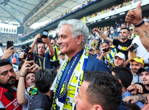 Chủ tịch Fenerbahce tiết lộ lương khủng Mourinho